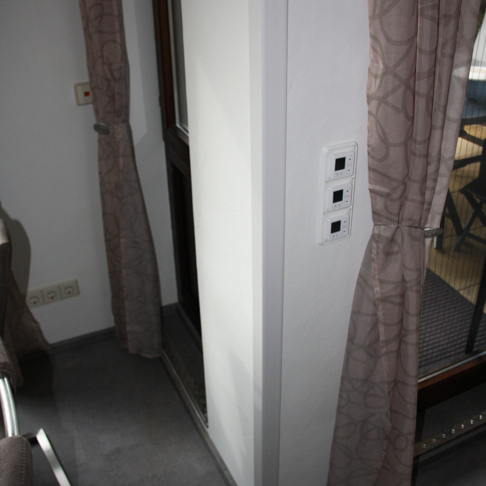 Wandschutz im Fu&szlig;bereich neben Arbeitsplatte