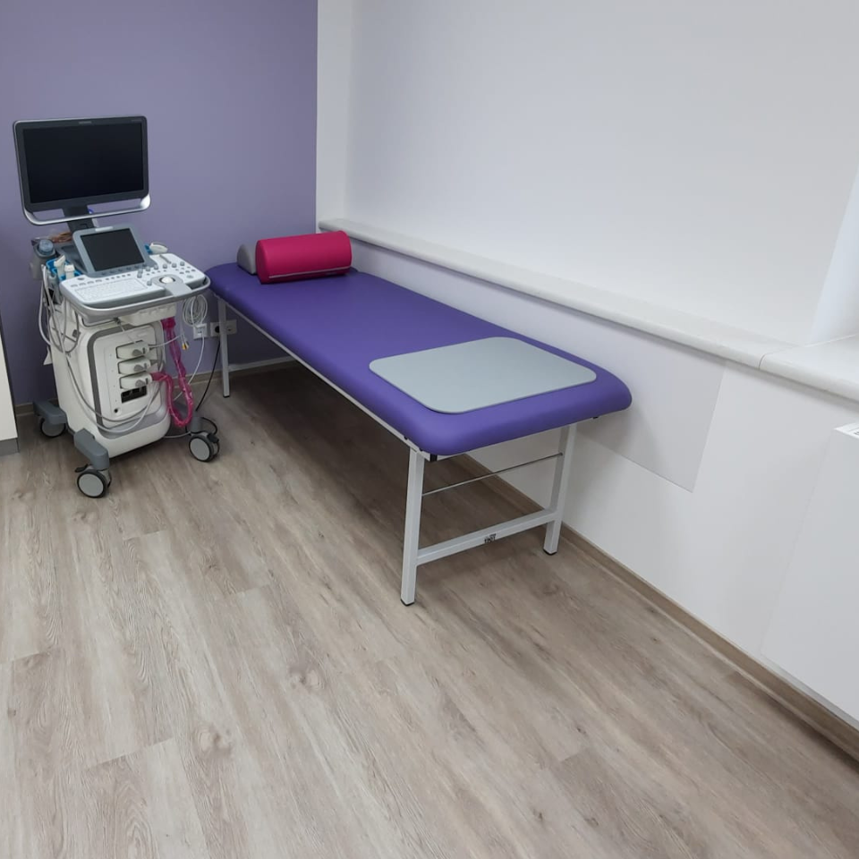 Wandschutz in Fliesenoptik als Anlehnschutz hinter der Sitzbank