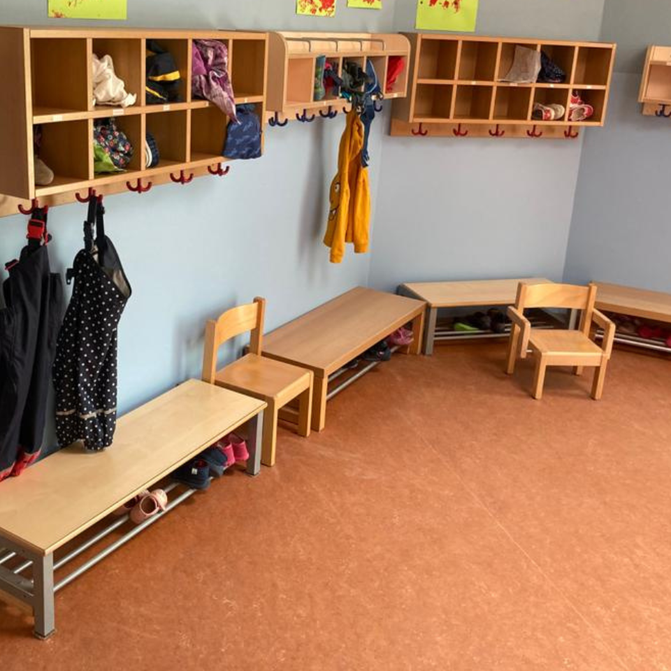 Spritzschutz G&auml;ste WC hinter Toilette und Waschbecken