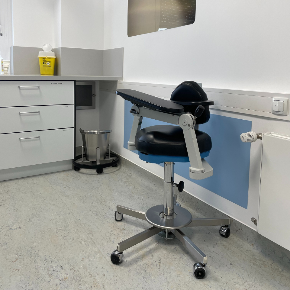 Wandschutz als Küchenrückwand, zweifarbig mit Einlegestreifen