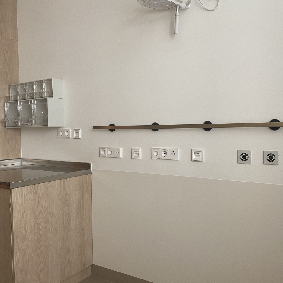 Wandschutz im Fu&szlig;bereich neben Arbeitsplatte