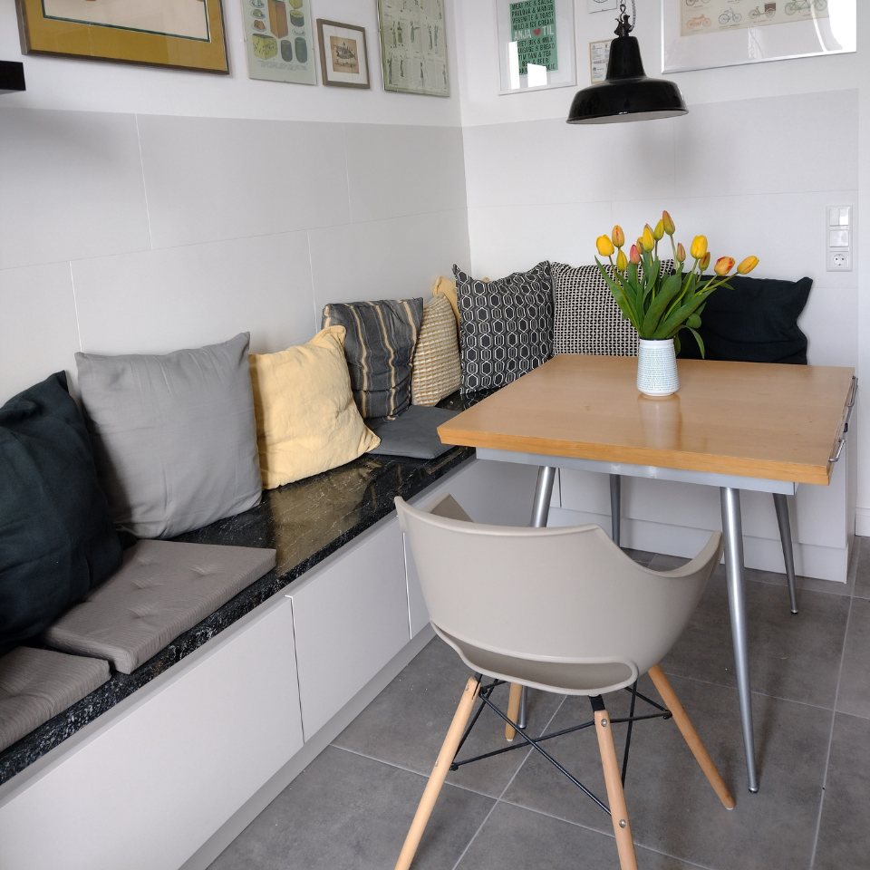 Wandschutz in Fliesenoptik als Anlehnschutz hinter der Sitzbank