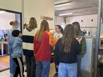 Mädchen bei einer Betriebserkundung im Rahmen des Girl's Day bei Wandschutz Nielsen.