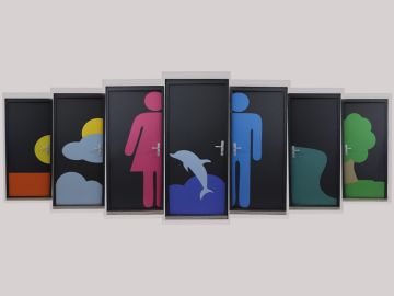 Mit Wandschutzplatten beklebte Türen zu Toilettenräumen mit Symbolen für Damen und Herren, umgeben von abstrahierten Naturmotiven.