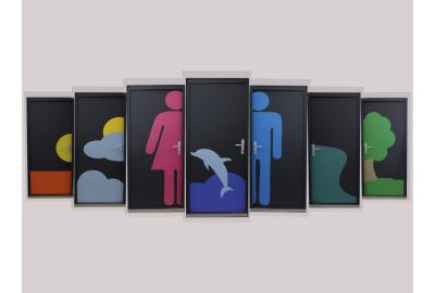 Mit Wandschutzplatten beklebte Türen zu Toilettenräumen mit Symbolen für Damen und Herren, umgeben von abstrahierten Naturmotiven.