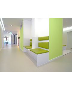 Wandschutz hinter Stuehlen
