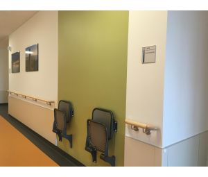 Wandschutz hinter Stühlen