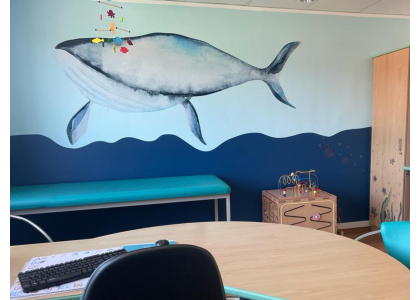 Wandschutz hinter Behandlungsliege