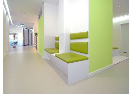 Wandschutz hinter Stuehlen