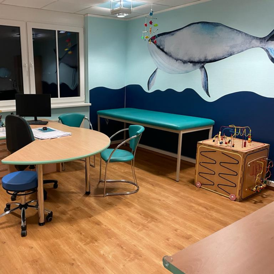 Wandschutz hinter Behandlungsliege mit Wellenoberkante