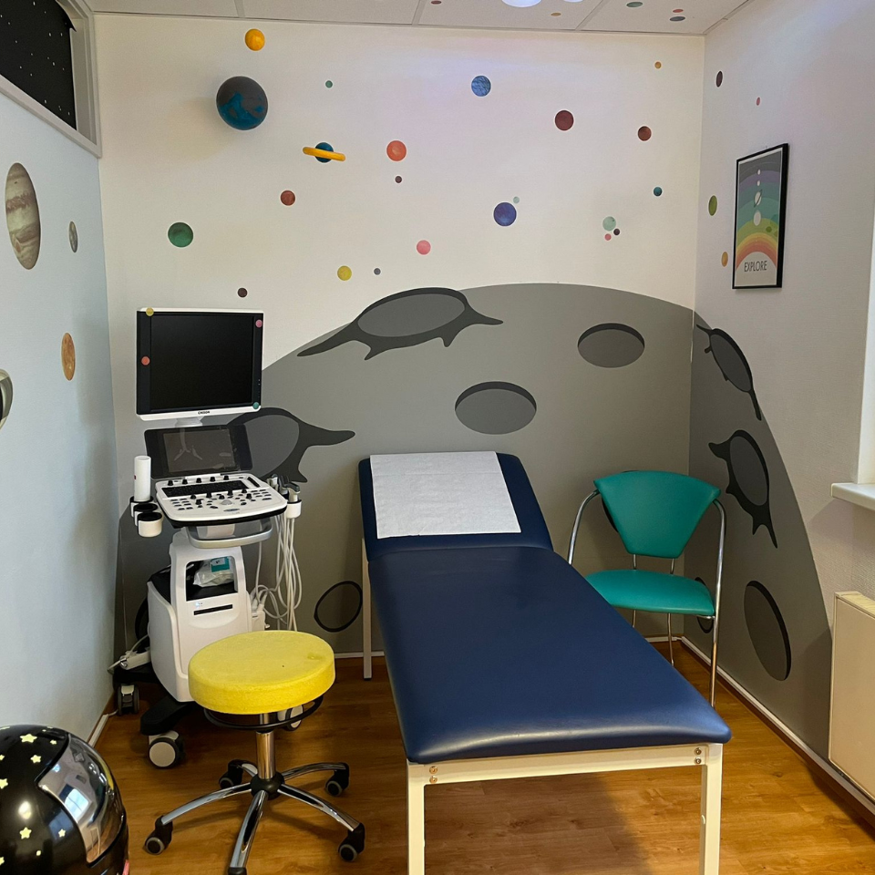 Wandschutz hinter Behandlungsliege als Intarsie