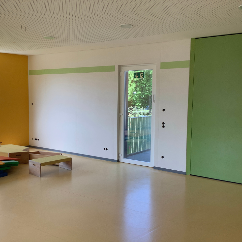 Wandschutz im Sportraum, raumhoch mit Einlegestreifen