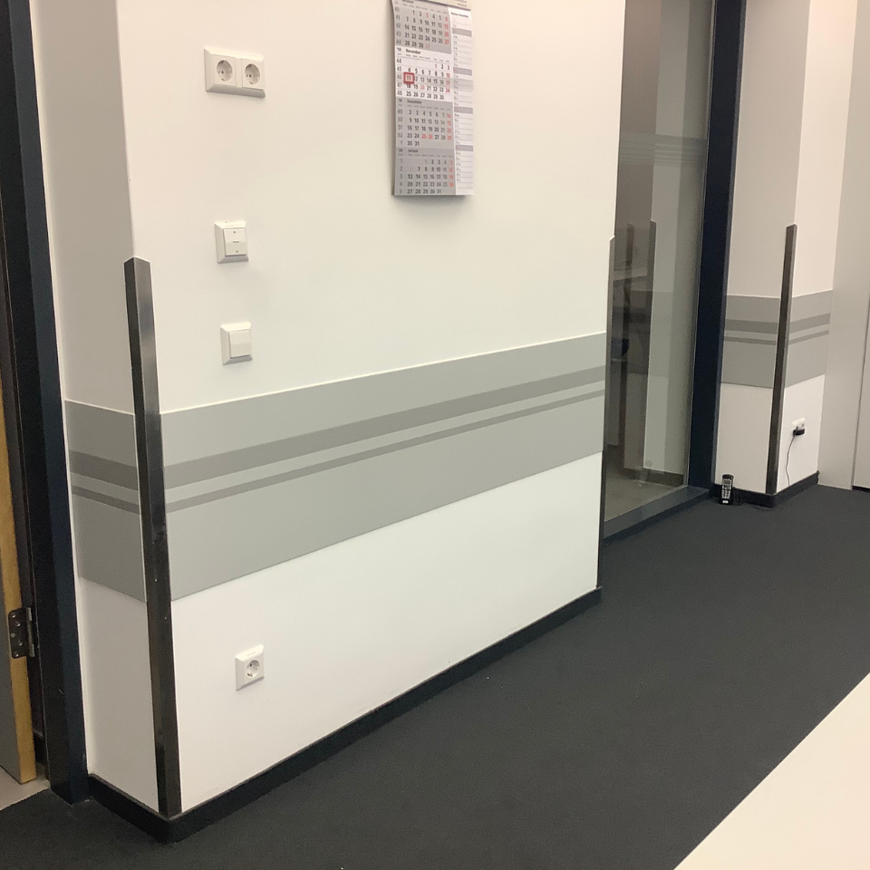 Wandschutz mit Einlegestreifen im B&uuml;ro