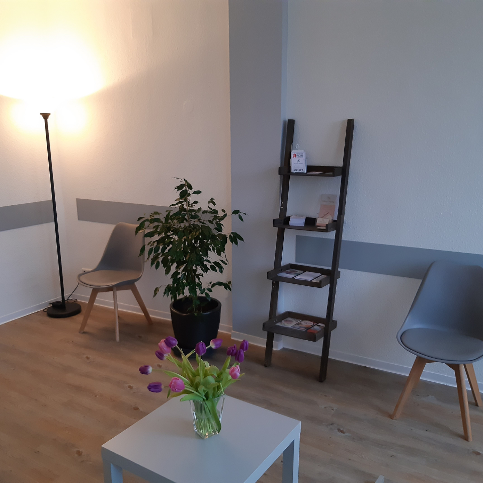 Wandschutz im Wartezimmer hinter den St&uuml;hlen