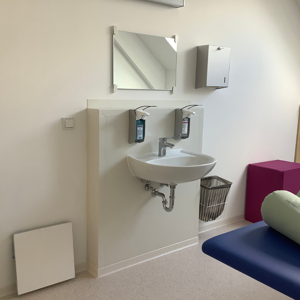 Wandschutz um Waschbecken im Physioraum